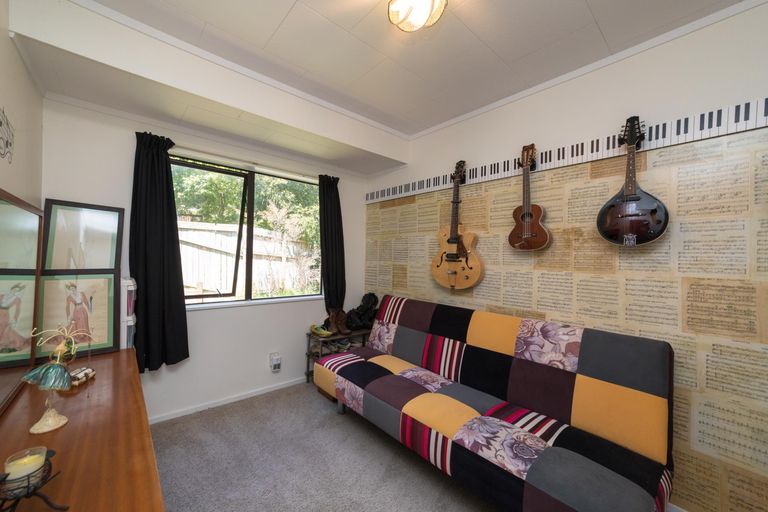 Photo of property in 35 Heathcote Place, Fitzherbert, Palmerston North, 4410