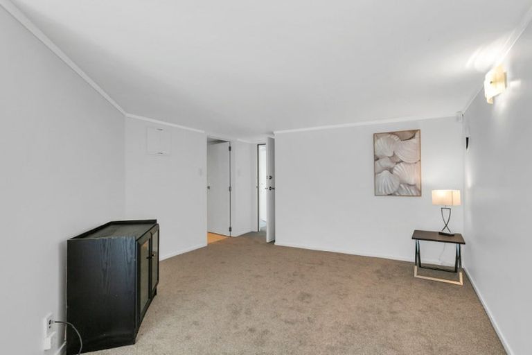 Photo of property in 16 Royal View Road, Te Atatu South, Auckland, 0610