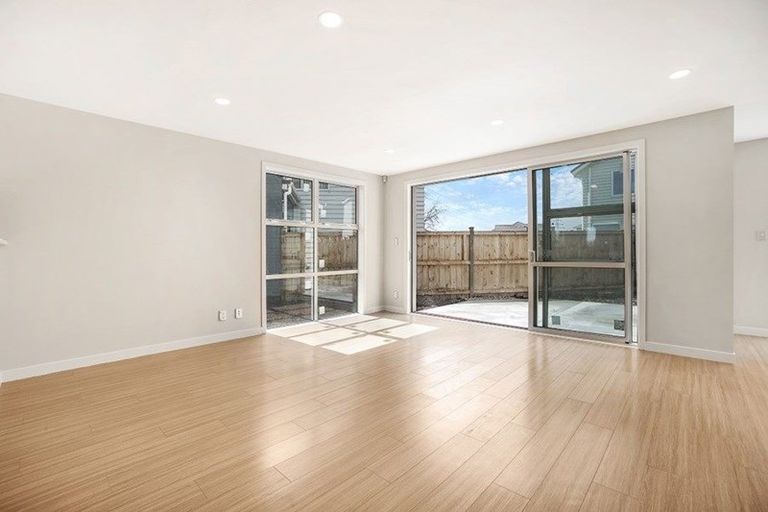 Photo of property in 28 Aeronautic Road, Takanini, 2112