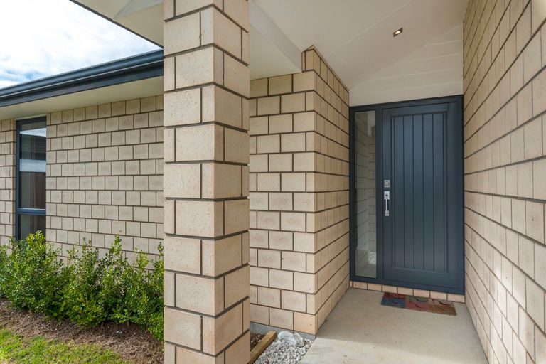 Photo of property in 13 Mcgowan Rise, Tuakau, 2121