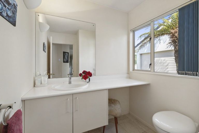 Photo of property in 84 Rushgreen Avenue, Pahurehure, Papakura, 2113