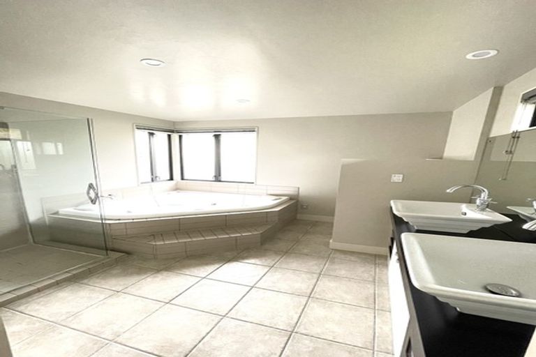 Photo of property in 10 Rangi Avenue, Schnapper Rock, Auckland, 0632