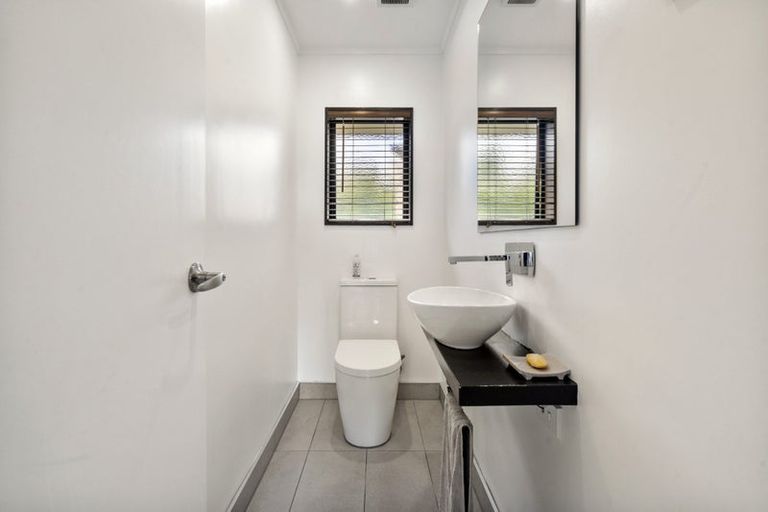 Photo of property in 1/870 Beach Road, Waiake, Auckland, 0630