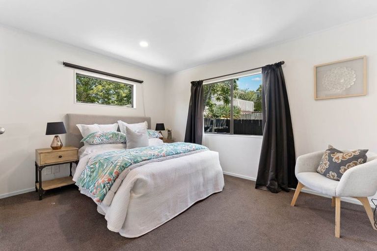 Photo of property in 2 Jonathan Place, Sunnynook, Auckland, 0620