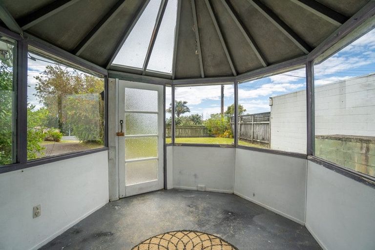 Photo of property in 31 Roberts Road, Matakatia, Whangaparaoa, 0930