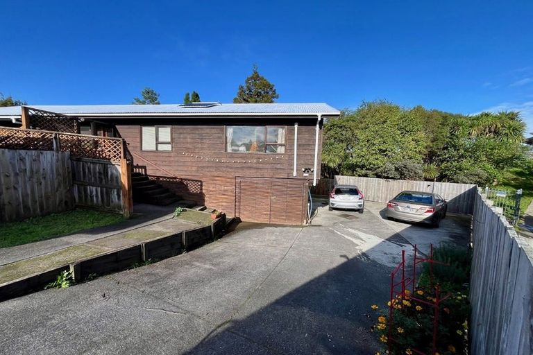 Photo of property in 2/11 Firle Place, Green Bay, Auckland, 0604