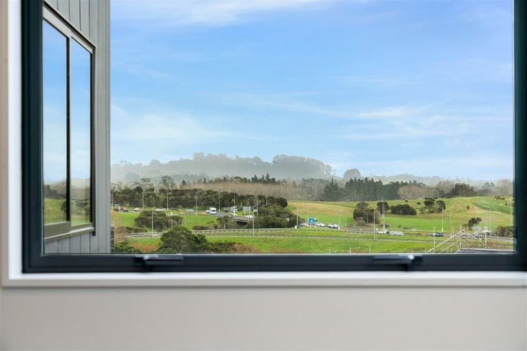 Photo of property in 25 Bronzewater Drive, Silverdale, 0932