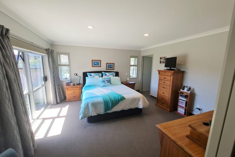 Photo of property in 30 Simpson Crescent, Raumati Beach, Paraparaumu, 5032