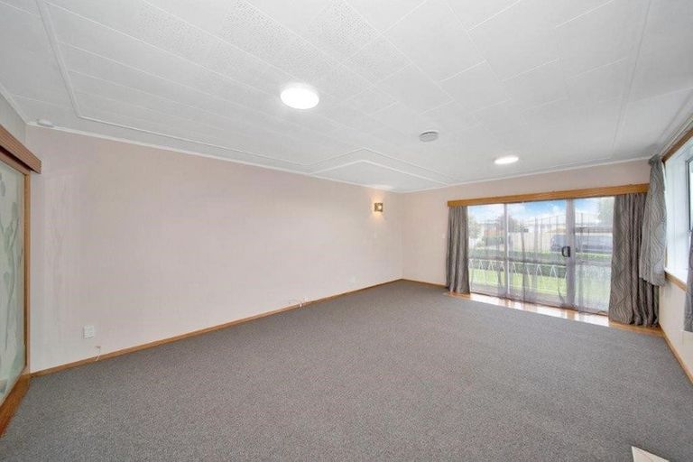 Photo of property in 8 Bone Crescent, Hawera, 4610
