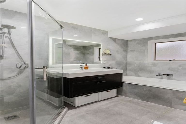 Photo of property in 2/8 Tusac Place, Totara Vale, Auckland, 0627