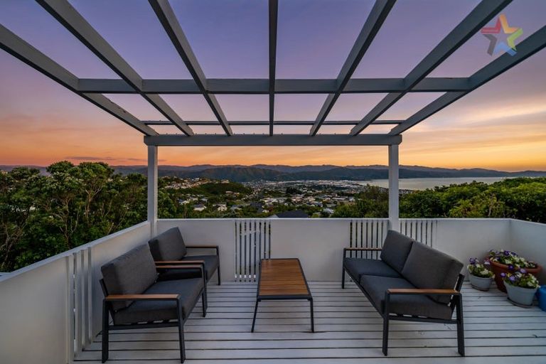 Photo of property in 35 Acacia Avenue, Maungaraki, Lower Hutt, 5010