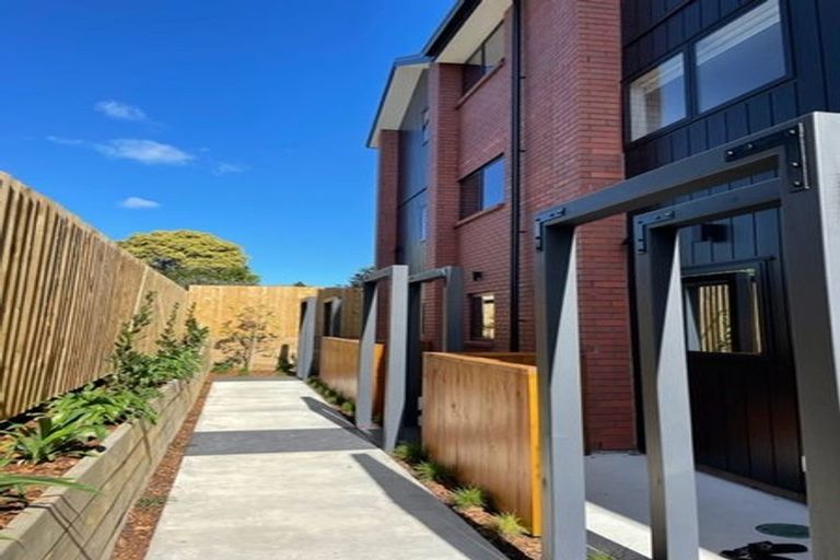 Photo of property in 6/10 Yeovil Road, Te Atatu Peninsula, Auckland, 0610
