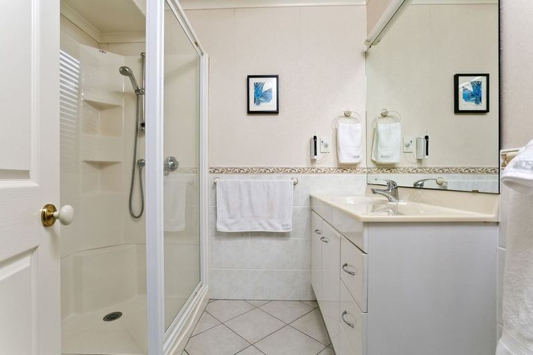 Photo of property in 7 Landvale Court, Browns Bay, Auckland, 0630