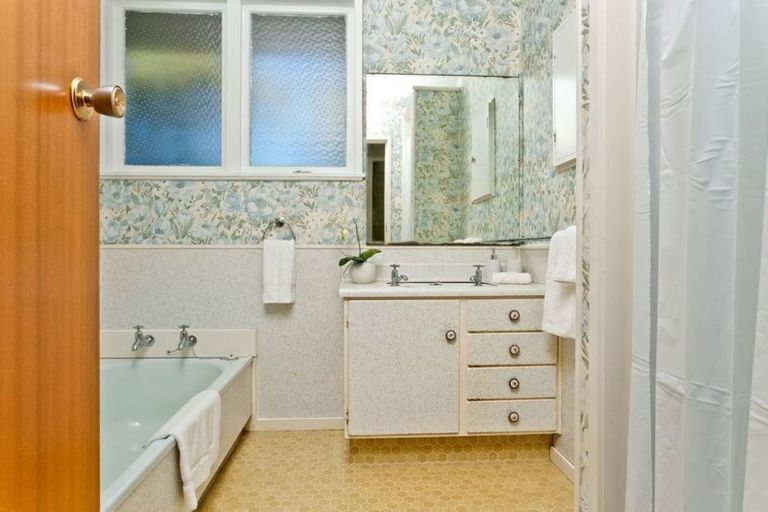 Photo of property in 22 Windermere Crescent, Blockhouse Bay, Auckland, 0600