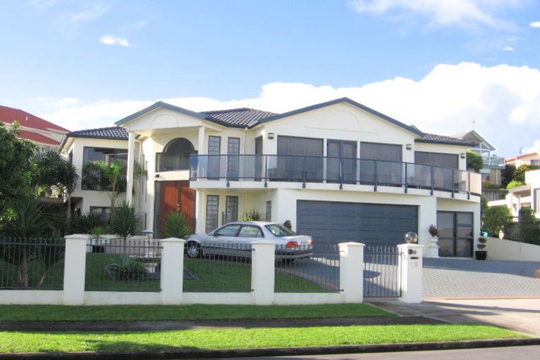 Photo of property in 16 Lobelia Rise, Goodwood Heights, Auckland, 2105