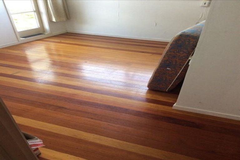 Photo of property in 8 Thomas Avenue, Te Atatu Peninsula, Auckland, 0610