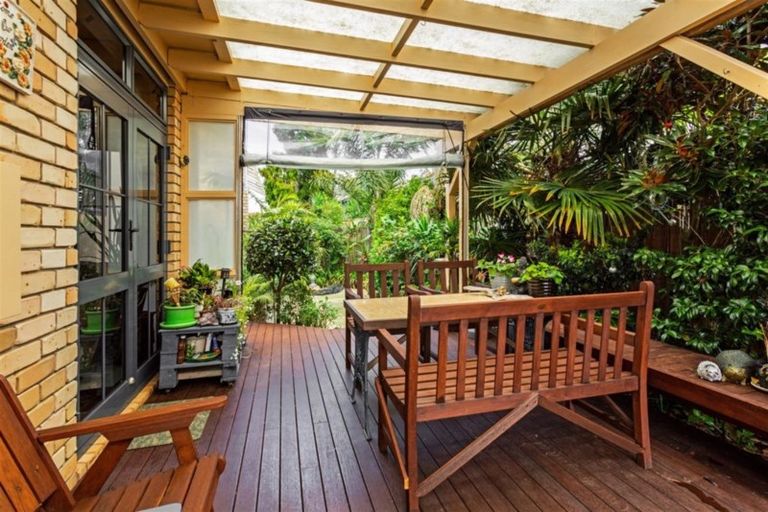 Photo of property in 15b Harrybrook Road, Green Bay, Auckland, 0604