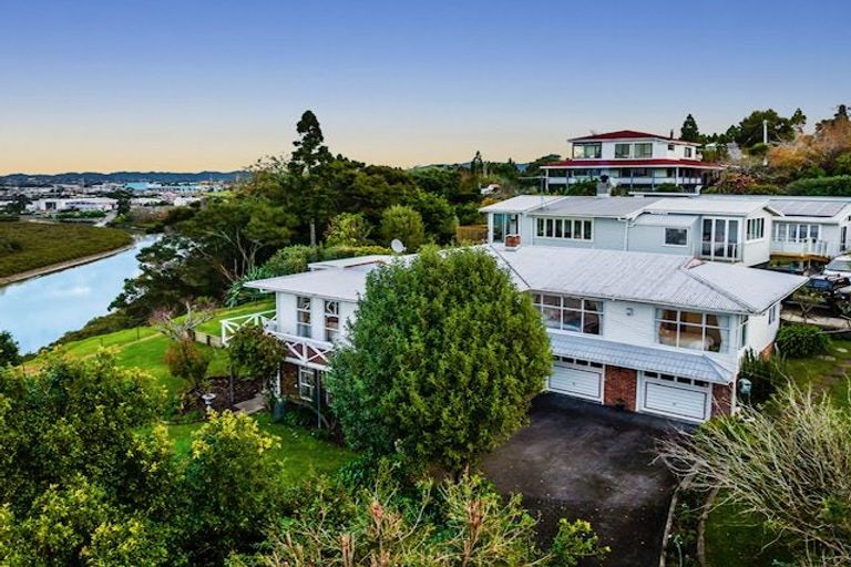 Photo of property in 105 Colwill Road, Massey, Auckland, 0614