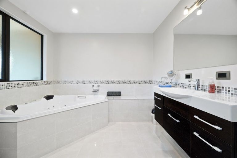 Photo of property in 2 Botanical Heights Drive, Waipahihi, Taupo, 3330