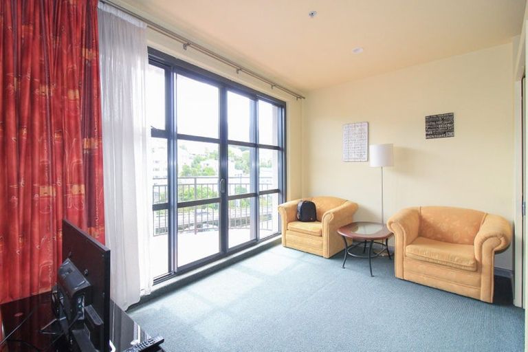 Photo of property in Atrium Towers, 6q/154 The Terrace, Wellington Central, Wellington, 6011