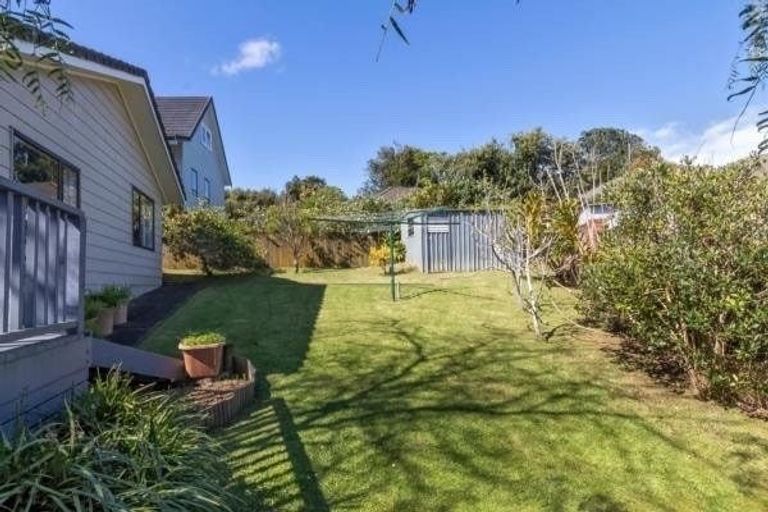 Photo of property in 5 Photinia Place, Botany Downs, Auckland, 2010