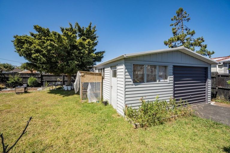 Photo of property in 33 Border Road, Henderson, Auckland, 0612