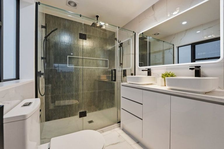 Photo of property in 7d Babich Road, Henderson Valley, Auckland, 0614