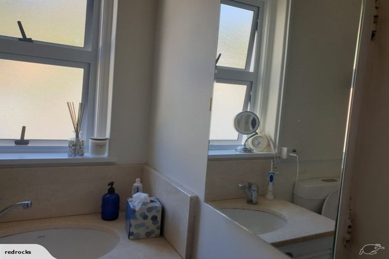 Photo of property in Olympus Flats, 8/280 Oriental Parade, Oriental Bay, Wellington, 6011