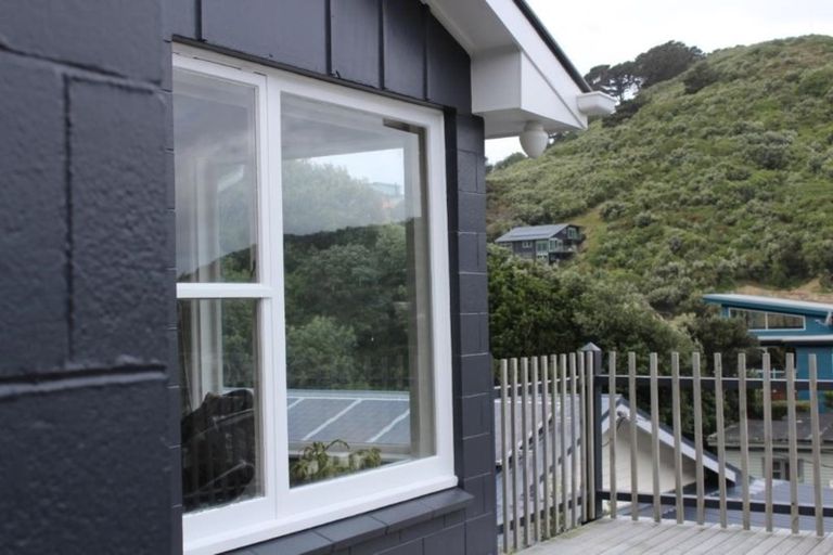 Photo of property in 18 Cave Road, Houghton Bay, Wellington, 6023