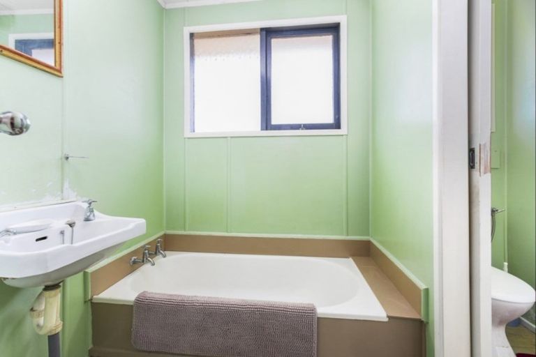 Photo of property in 38 Wallace Road, Mangere Bridge, Auckland, 2022