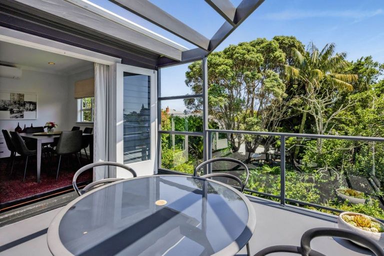 Photo of property in 290 Devon Street West, New Plymouth, 4310