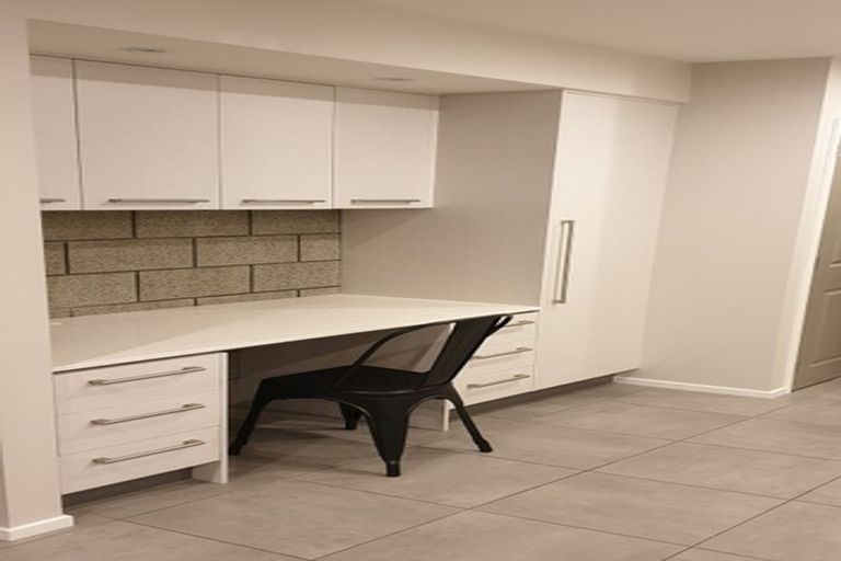 Photo of property in 142a Holly Road, St Albans, Christchurch, 8014