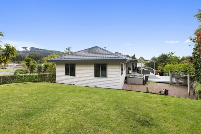 Photo of property in 24 Capricorn Place, Kawaha Point, Rotorua, 3010