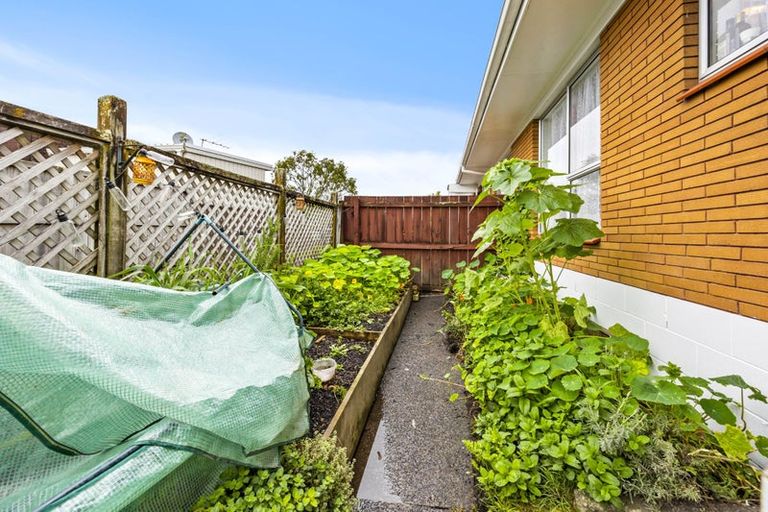 Photo of property in 2/39 Blacklock Avenue, Henderson, Auckland, 0612