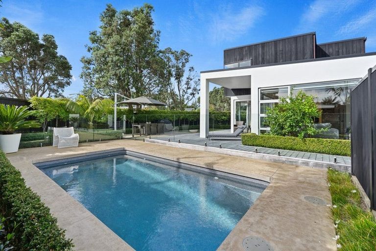 Photo of property in 52 Walton Street, Red Beach, 0932