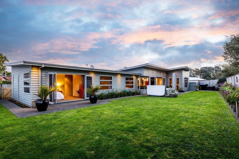 Photo of property in 4 Neve Place, Strandon, New Plymouth, 4312