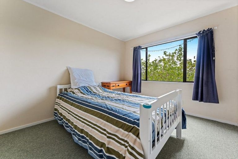 Photo of property in 2/12 Helicon Place, Totara Vale, Auckland, 0629