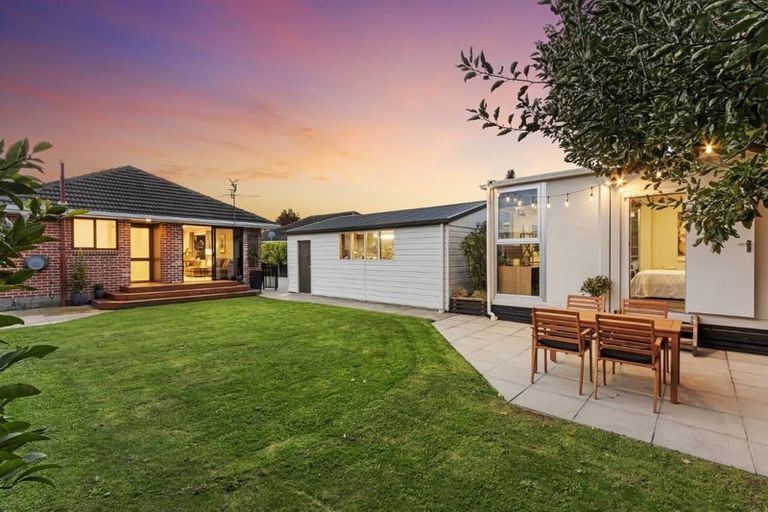 Photo of property in 17 Liverton Crescent, Bishopdale, Christchurch, 8053