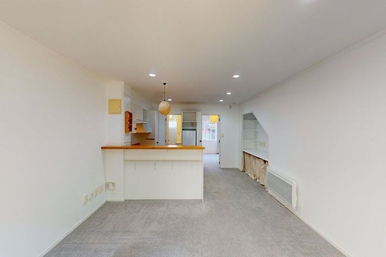 Photo of property in 19/3 Kelvin Grove, Te Aro, Wellington, 6011