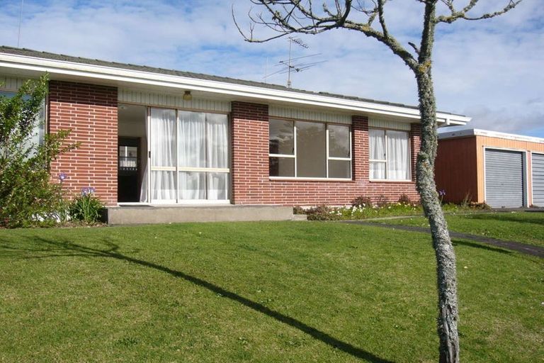 Photo of property in 3/2 Vodanovich Road, Te Atatu South, Auckland, 0610
