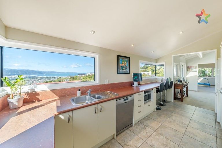 Photo of property in 2 Taka Grove, Normandale, Lower Hutt, 5010