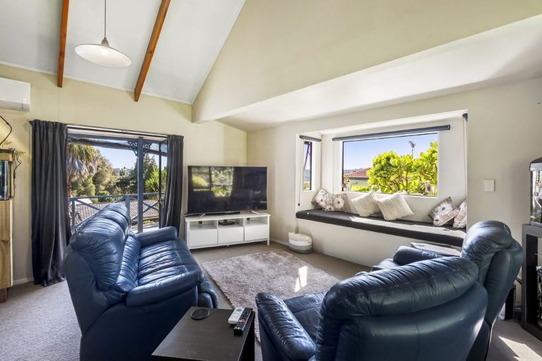 Photo of property in 14 Emery Grove, Bayview, Auckland, 0629