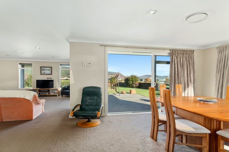 Photo of property in 19 Montgomery Crescent, Kinloch, Taupo, 3377