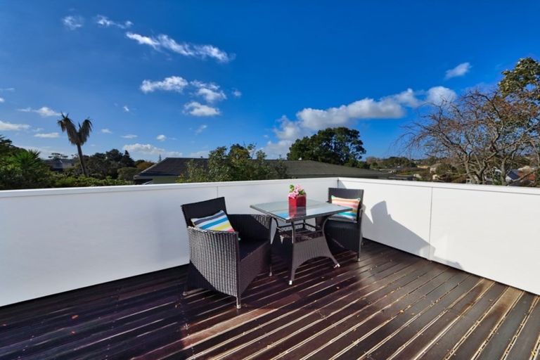 Photo of property in 1 Trojan Crescent, New Lynn, Auckland, 0600