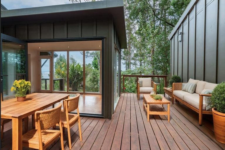 Photo of property in 10 Rangiwai Road, Titirangi, Auckland, 0604