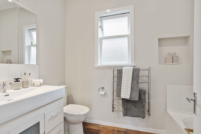 Photo of property in 90 Woodglen Road, Glen Eden, Auckland, 0602