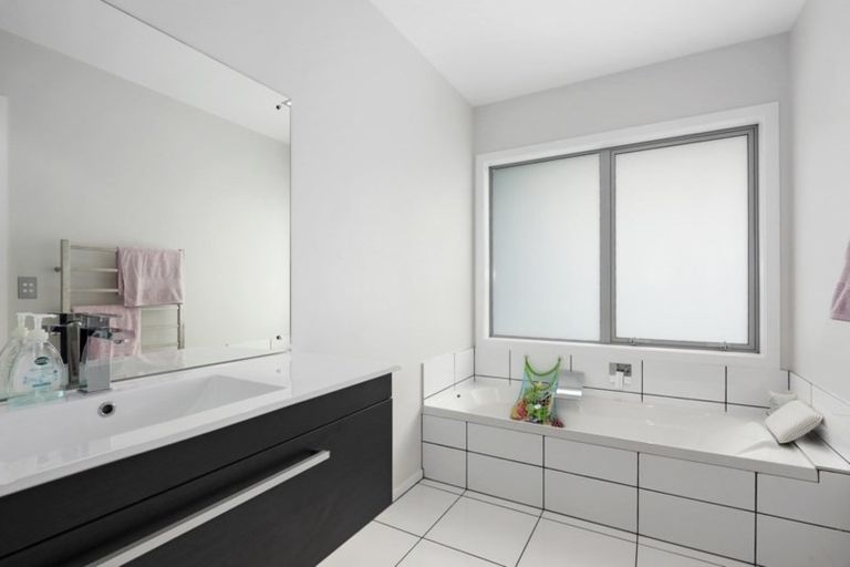 Photo of property in 21 Cosgrove Rise, Riverstone Terraces, Upper Hutt, 5018