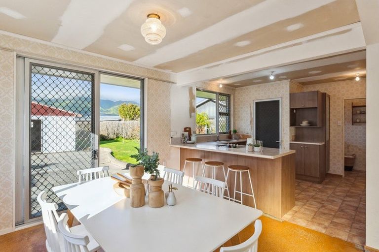 Photo of property in 18 Nimmo Avenue West, Waikanae, 5036