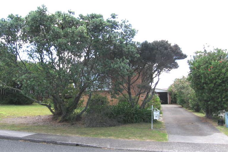 Photo of property in 13 Cockayne Crescent, Sunnynook, Auckland, 0620