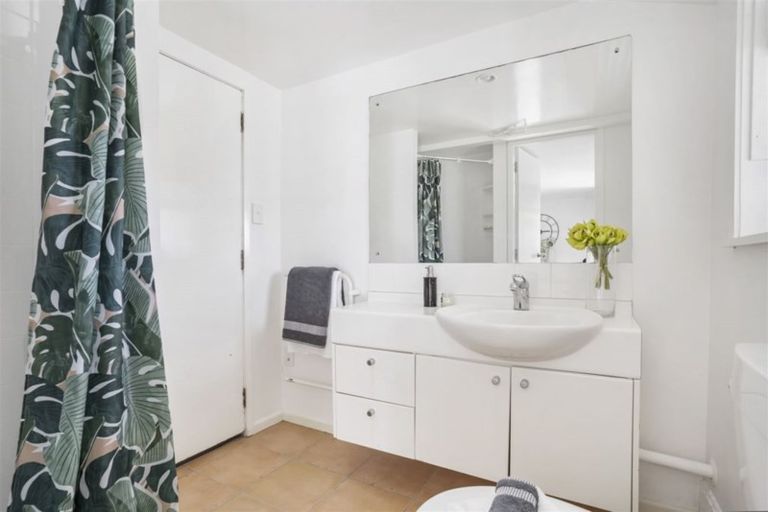 Photo of property in 1/40 Carlisle Road, Browns Bay, Auckland, 0630